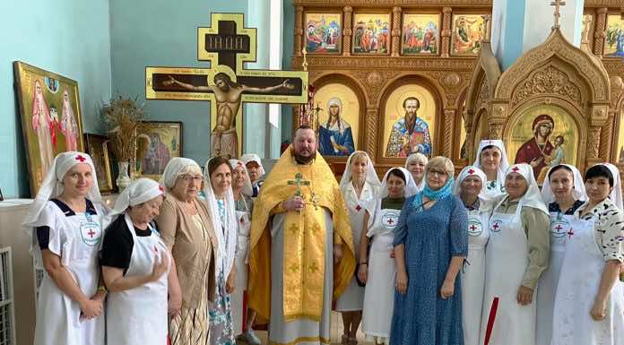 Протоиерей Сергий Брусов благословил новых сестёр милосердия