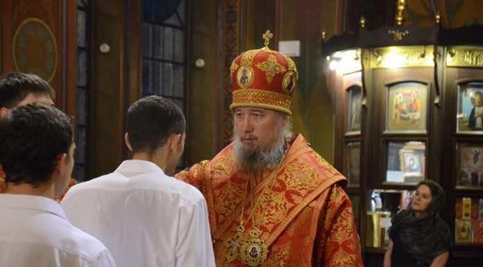 Митрополит Василий совершил Всенощное бдение в Свято-Троицком соборе Краснодара