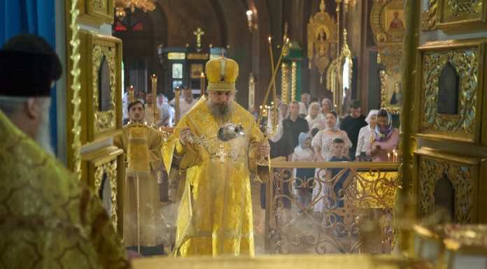 Митрополит Василий совершил Литургию и молебен на начало учебного года в Свято-Троицком соборе