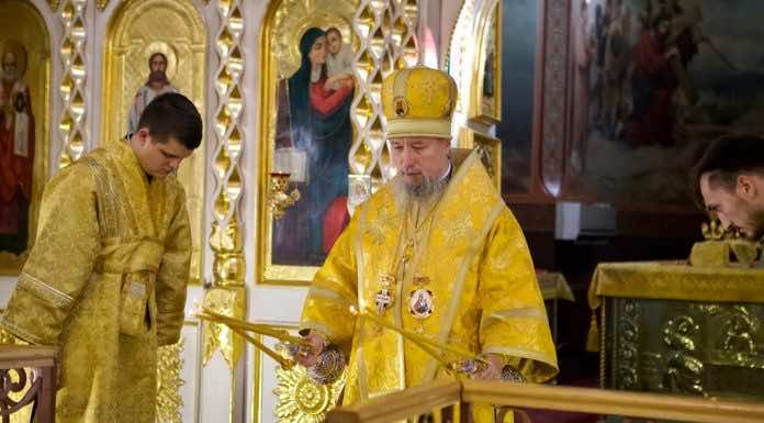 В день памяти святых Петра и Февронии митрополит Василий совершил Литургию