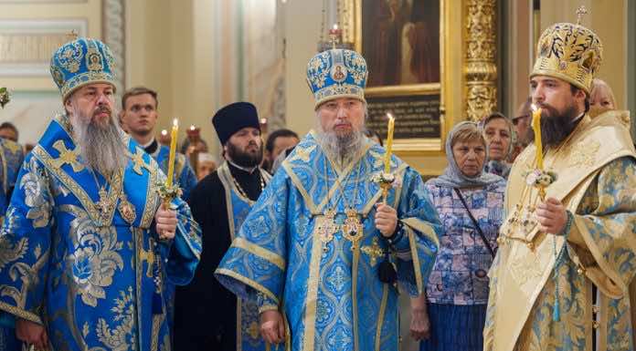 Митрополит Василий с сонмом Архипастырей совершил Всенощное бдение в кафедральном соборе Ростова-на-Дону