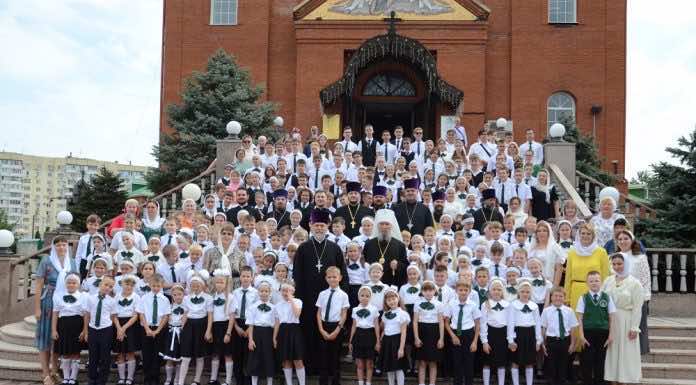 Митрополит Василий совершил молебен на начало учебного года в Русской православной школе Краснодара