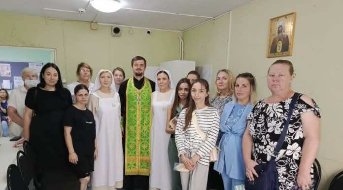 Клирики храма Святого Духа посетили учреждения здравоохранения