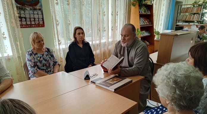 Благочинный встретился с читателями библиотеки