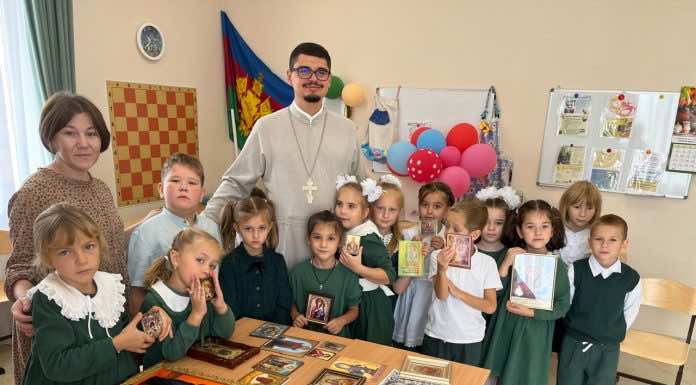 В Динской православной школе прошла беседа о Рождестве Пресвятой Богородицы