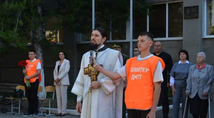 Клирик храма Вознесения Господня ст. Пластуновской посетил торжественную линейку