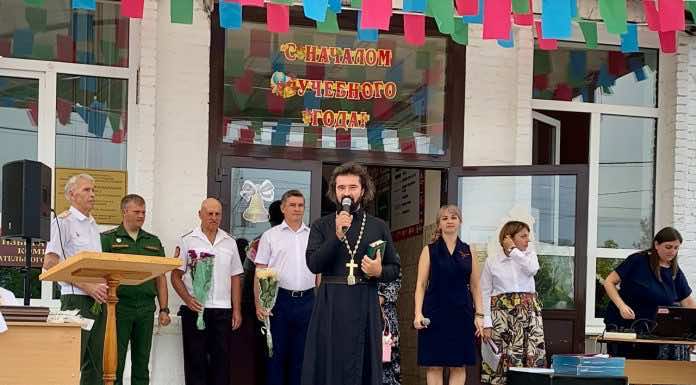 Священнослужители 14-го Динского благочиния посетили линейки в школах района