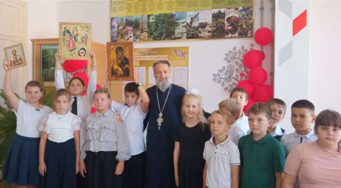 Священник посетил школы станицы Калужской