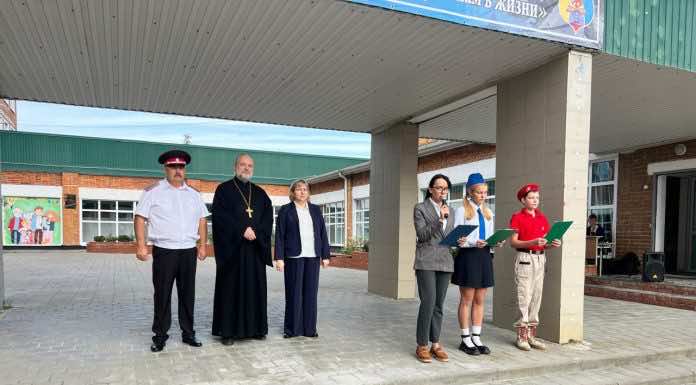 Благочинный посетил торжественную линейку в школе