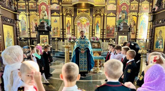 В храме Святого Духа прошло посвящение в казачат