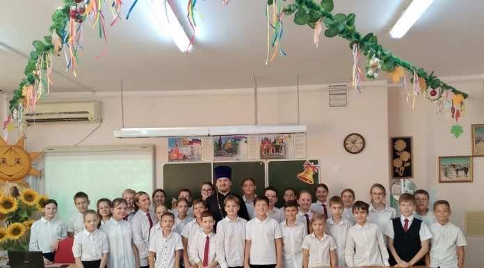 Священнослужитель поздравил учащихся краснодарской школы с праздником Воздвижения Креста Господня