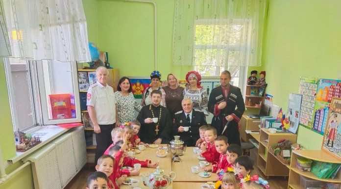 Иерей Николай Симора рассказал воспитанниками детского сада о празднике Крестовоздвижения