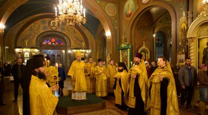 Митрополит Василий совершил Всенощное бдение в Свято-Троицком соборе Краснодара