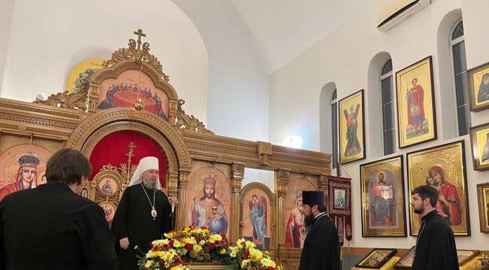Митрополит Василий совершил всенощное бдение в храме святителя Николая Мирликийского Чудотворца на Садах