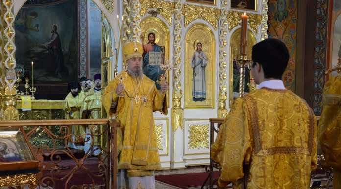 Литургию в Неделю 16-ю по Пятидесятнице митрополит Василий совершил в Свято-Троицком соборе Краснодара