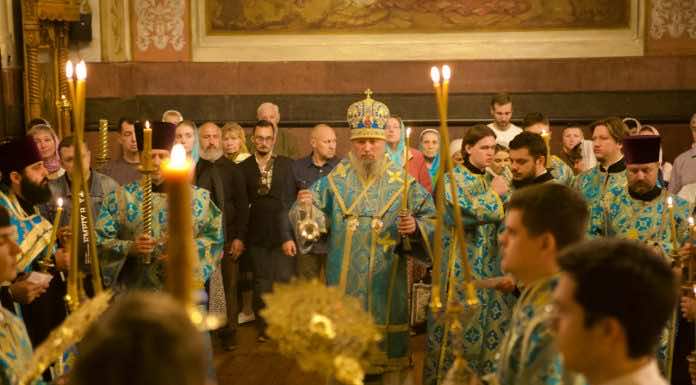 Митрополит Василий совершил Всенощное бдение в канун праздника Покрова Пресвятой Богородицы