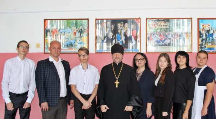 Священник принял участие в школьном мероприятии, посвященном здоровому образу жизни и волонтёрству.