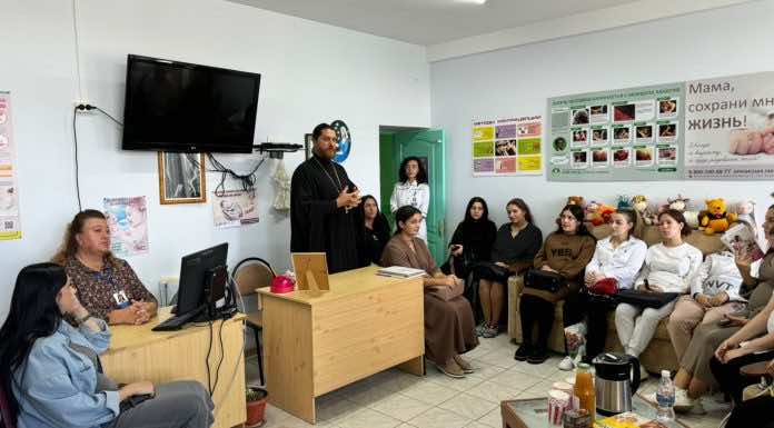 В Горячем Ключе священник поздравил беременных женщин