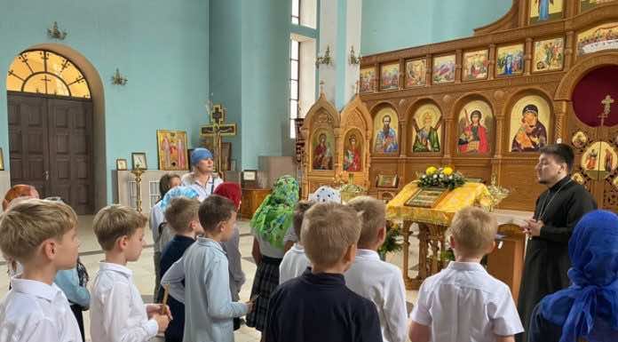 В Троицком храме прошла экскурсия для школьников