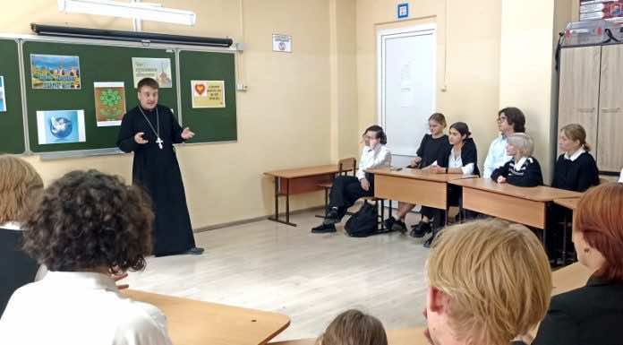 Иерей Виталий Бабенков побеседовал со старшеклассниками
