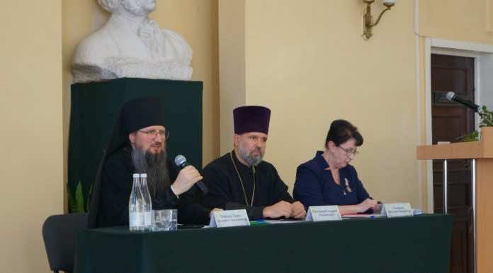 В краевой Пушкинской библиотеке прошла секция, посвященная роли культуры в передаче духовного опыта поколений