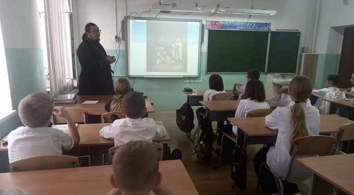 Священник рассказал ученикам о преподобном Сергии Радонежском