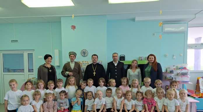 Настоятель храма преподобномученицы Елизаветы встретился с юными казачатами
