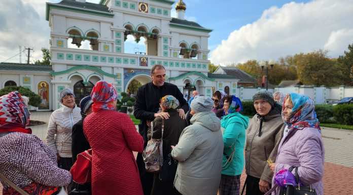 Протоиерей Иоанн Лапко провел экскурсию по храму Святой Троицы станицы Динской