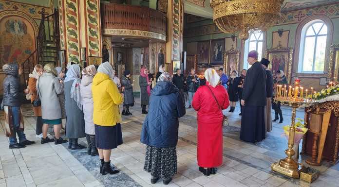 Коллектив библиотекарей Динского района посетил в духовно-просветительском центре храма Святой Троицы в станице Динской