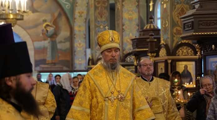 Митрополит Василий совершил Божественную Литургию в храме Святого Духа