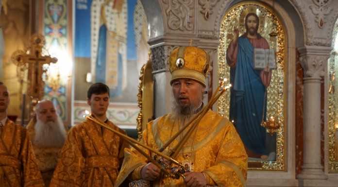 Митрополит Василий совершил Божественную Литургию в Войсковом соборе святого Александра Невского