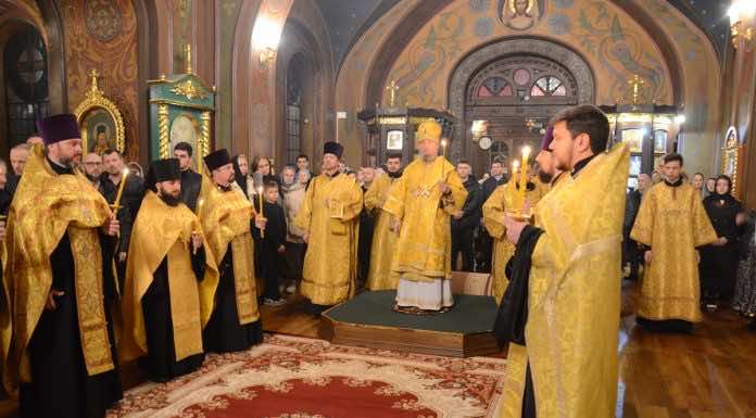 Митрополит Василий совершил Всенощное бдение в Свято-Троицком соборе Краснодара