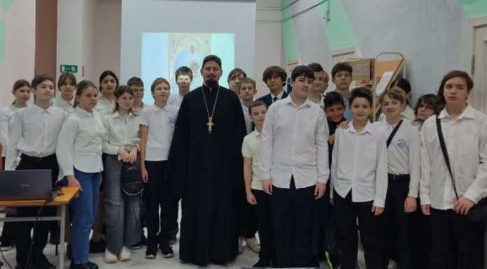 Священнослужитель провёл для школьников занятие, посвященное Дню матери