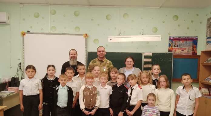 Иерей Сергий Коваленко провел беседы в классах казачьей направленности