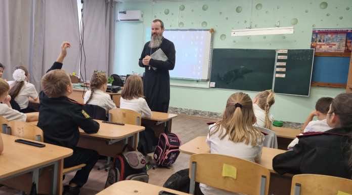 Священник побеседовал о Боге с учениками сельских школ