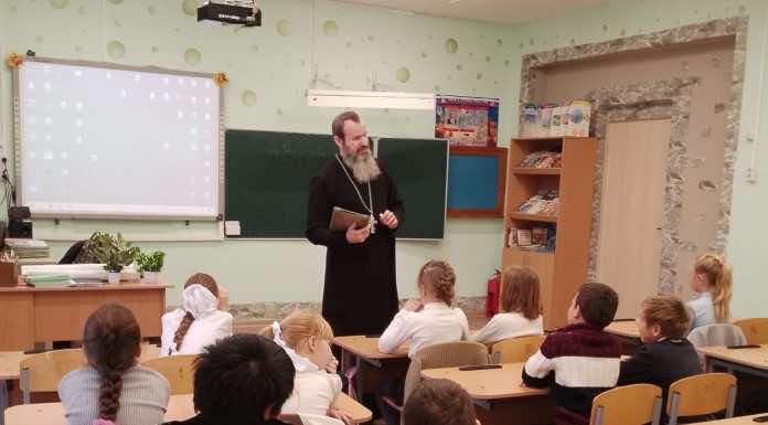 Священник провёл в казачьем классе беседу, посвященную Рождественскому посту