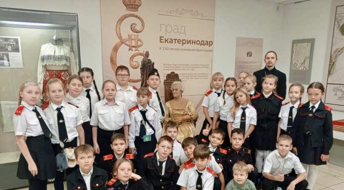 Ученики казачьего класса в сопровождении священника посетили музей