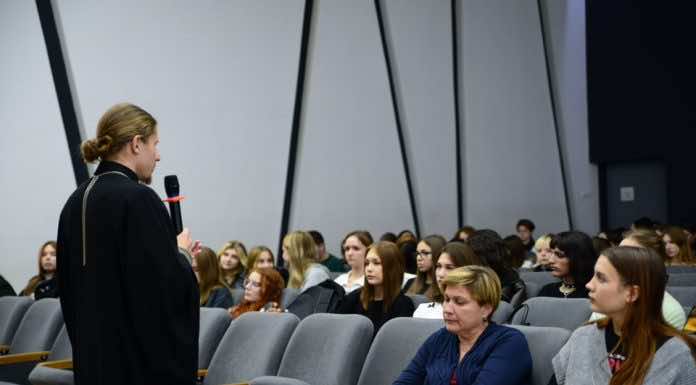 Священнослужитель посетил показ фильма «Мамино письмо»