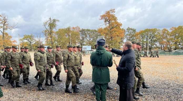Священнослужитель напутствовал молодых офицеров
