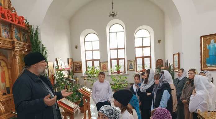 Благочинный с учениками школы побывал в храме станицы Ставропольской