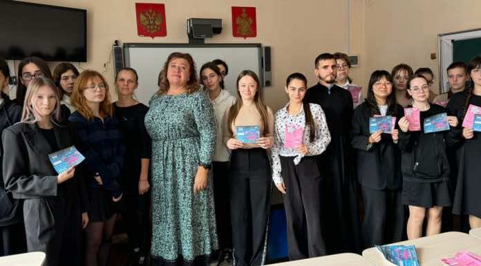 В Горячем Ключе клирик провел урок, посвященный семейным ценностям