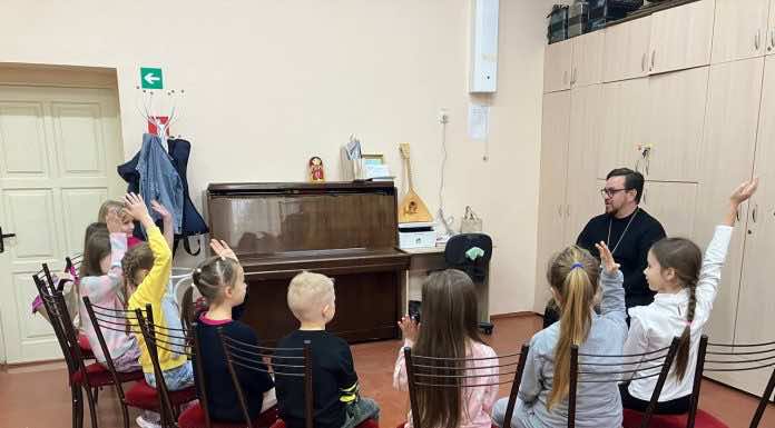 Священник встретился с участниками детского ансамбля