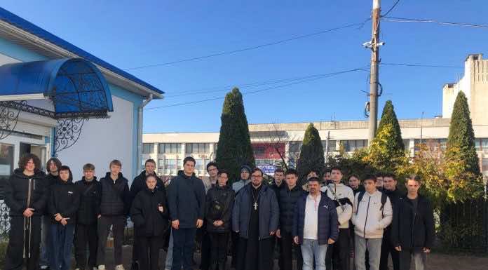 Священник провёл экскурсию по храму для студентов Краснодарского колледжа