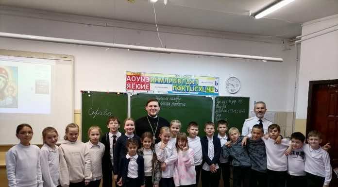 Клирик Свято-Троицкого собора провел урок для учащихся казачьего класса