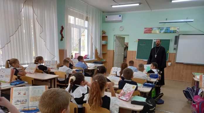 Священник посетил школу станицы Васюринской