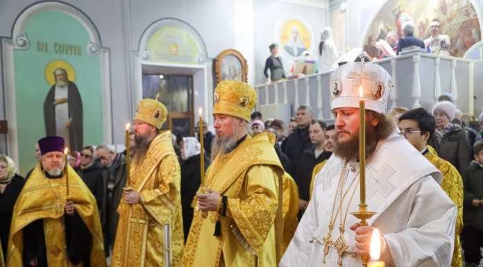 Митрополит Василий возглавил Всенощное бдение в Свято-Никольском кафедральном соборе Ейска