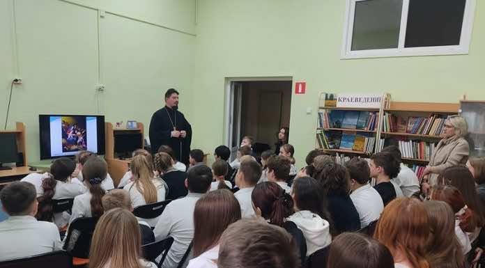 Священник рассказал ученикам краснодарской школы о великомученице Екатерине