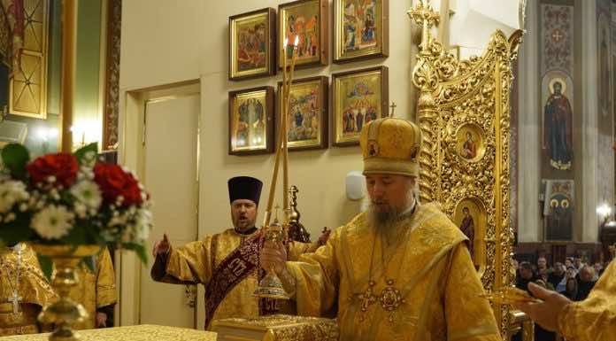 Митрополит Василий совершил Божественную литургию в Свято-Екатерининском соборе Краснодара