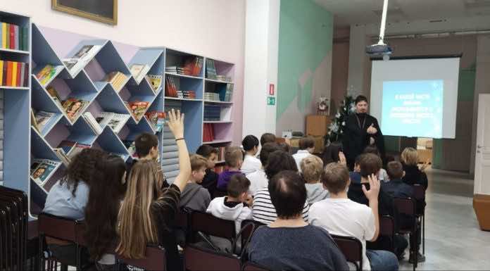 Священник рассказал детям о Рождестве Христовом