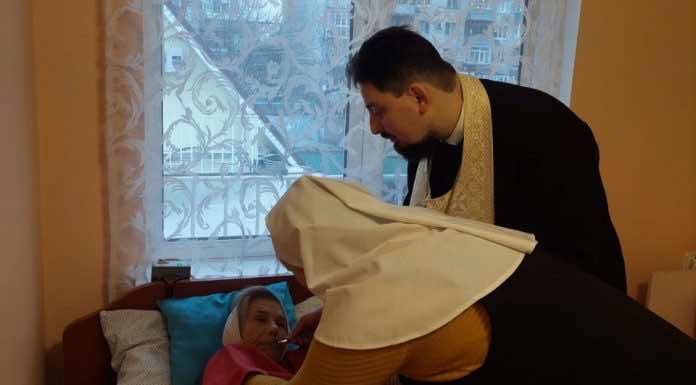 Священник посетил пансионат для пожилых людей